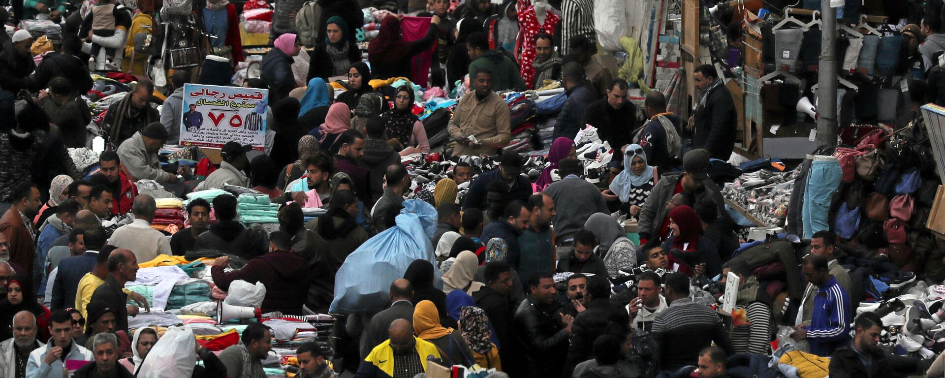حشد من المتاجر والبائعين في العتبة وهي سوق تقع في وسط القاهرة في مصر  - سبوتنيك عربي, 1920, 30.05.2021