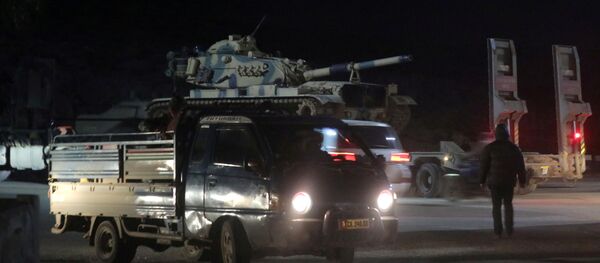 مركبات عسكرية تركية تدخل معبر باب الهوى على الحدود السورية التركية في محافظة إدلب - سبوتنيك عربي