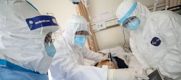 أطباء يرتدون سترات واقية يوقعون الكشف الطبي على مريض مصاب بفيروس كورونا داخل جناح منعزل بمستشفى ووهان الصيني أطباء يرتدون سترات واقية يوقعون الكشف الطبي على مريض مصاب بفيروس كورونا داخل جناح منعزل بمستشفى ووهان الصيني - سبوتنيك عربي