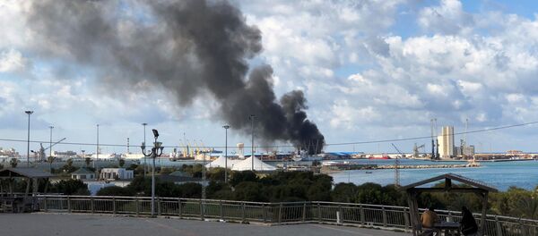 تصاعد الدخان بعد تعرض ميناء طرابلس لقصف مدفعي عنيف - سبوتنيك عربي