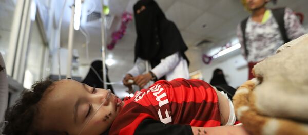 طفل مصاب بجروح يرقد على سرير في مستشفى بمنطقة الحديدة اليمنية - سبوتنيك عربي