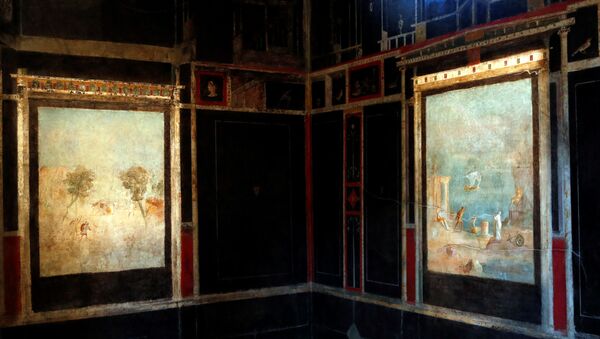 علماء آثار يعملون على لوحة جدارية في منزل البستان (Casa del Frutteto) ، أحد ثلاثة منازل تم ترميمها (منازل قديمة)، أعيد فتحها أمام الجمهور في الموقع الأثري بومبي، إيطاليا 18 فبراير 2020 - سبوتنيك عربي