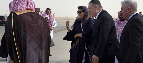 وزير الخارجية الأمريكي مايك بومبيو خلال زيارته للسعودية وفي استقباله سفيرة المملكة في أمريكا ريما بنت بندر بن سلطان - سبوتنيك عربي