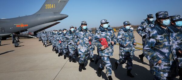 طاقم طبي يصل مدينة ووهان على طائرة نقل تابعة للقوات الجوية لجيش التحرير الشعبي الصيني - سبوتنيك عربي