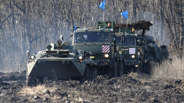 جنود وحدة الهجوم العسكري أثناء مرحلة اجتياز الحواجز والعوائق في المرحلة التأهيلية من مسابقة الطريق الآمن في ميدان مولكينو للتدريب في إقليم كراسنودار الروسية، الجيش الروسي - سبوتنيك عربي