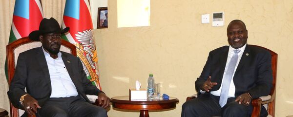 رئيس جنوب السودان سلفا كير في اجتماع مع زعيم المتمردين في جنوب السودان ريك مشار - سبوتنيك عربي