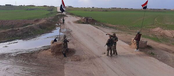 أحد حواجز الجيش السوري في محافظة الحسكة شرق الفرات - سبوتنيك عربي