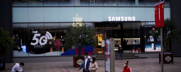 يرتدي الناس أقنعة أمام متجر سامسونغ في منطقة التسوق الرئيسية حيث تتفشى البلاد من فيروس كورونا الجديد في وسط مدينة شنغهاي في الصين - سبوتنيك عربي