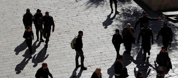 أفراد الأمن الإسرائيليون يلوحون إلى أشخاص مقربين من مكان وقوع إطلاق نار أصيب فيه شرطي إسرائيلي بجروح طفيفة في البلدة القديمة بالقدس - سبوتنيك عربي