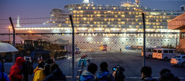 حافلة تصل بالقرب من سفينة دايموند برنسيس حيث تم تسجيل إصابة عشرات الركاب بفيروس كورونا في اليابان حافلة تصل بالقرب من سفينة دايموند برنسيس حيث تم تسجيل إصابة عشرات الركاب بفيروس كورونا في اليابان - سبوتنيك عربي