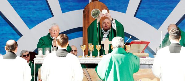 البابا فرانسيس يقود قداسًا في مدينة باري الساحلية الإيطالية الجنوبية - سبوتنيك عربي