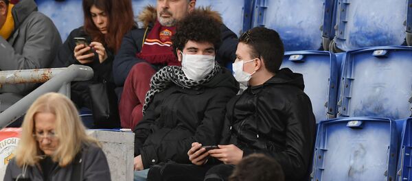 مواطنون إيطاليون يرتدون كمامات واقية من فيروس كورونا خلال إحدى مباريات الدوري الإيطالي الكالتشيو - سبوتنيك عربي