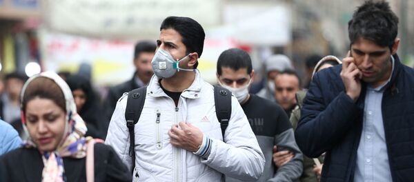 مواطنون إيرانيون يرتدون كمامات واقية من فيروس كورونا خلال سيرهم في أحد شوارع طهران مواطنون إيرانيون يرتدون كمامات واقية من فيروس كورونا خلال سيرهم في أحد شوارع طهران - سبوتنيك عربي