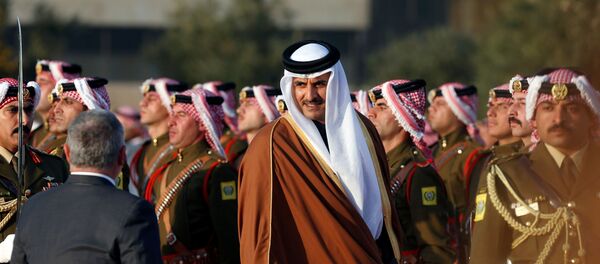 أمير قطر الشيخ تميم بن حمد آل ثاني مع الملك عبد الله الثاني خلال استقباله في مطار الملكة علياء، الأردن، 23 فبراير/ شباط 2020 أمير قطر الشيخ تميم بن حمد آل ثاني مع الملك عبد الله الثاني خلال استقباله في مطار الملكة علياء، الأردن، 23 فبراير/ شباط 2020 - سبوتنيك عربي