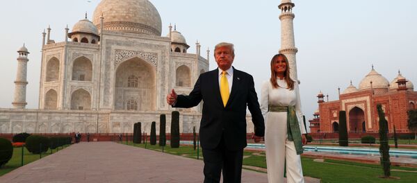 الرئيس الأمريكي دونالد ترامب وزوجته ميلانيا ترامب يمسكان بأيدي بعضهما أمام ضريح تاج محل، الهند، 24 فبراير/ شباط 2020 - سبوتنيك عربي