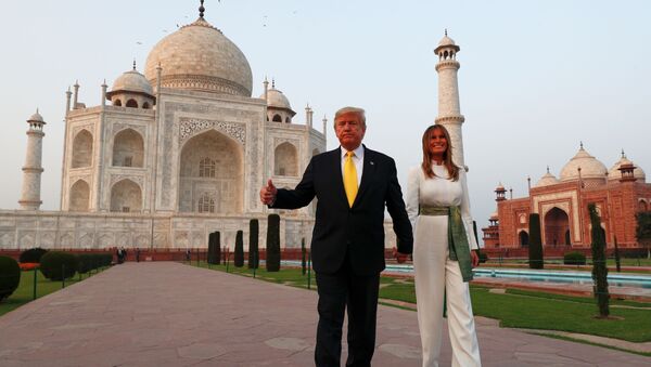 الرئيس الأمريكي دونالد ترامب وزوجته ميلانيا ترامب يمسكان بأيدي بعضهما أمام ضريح تاج محل، الهند، 24 فبراير/ شباط 2020 - سبوتنيك عربي