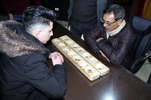 المنقلة.. الحسكة السورية تقيم مباريات في أقدم لعبة لوحية بالعالم... صور وفيديو - سبوتنيك عربي