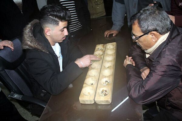 المنقلة.. الحسكة السورية تقيم مباريات في أقدم لعبة لوحية بالعالم... صور وفيديو - سبوتنيك عربي