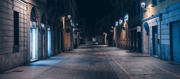 شارع فارغ في الليل في سان فيورانو إحدى البلدات التي أغلقت أبوابها بسبب تفشي فيروس كورونا في إيطاليا - سبوتنيك عربي