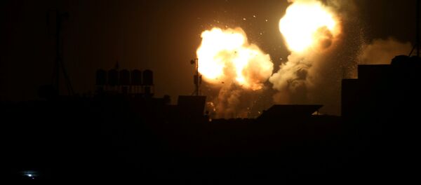 لهب ودخان خلال الضربات الجوية الإسرائيلية في جنوب قطاع غزة في 23 شباط/ فبراير 2020 - سبوتنيك عربي