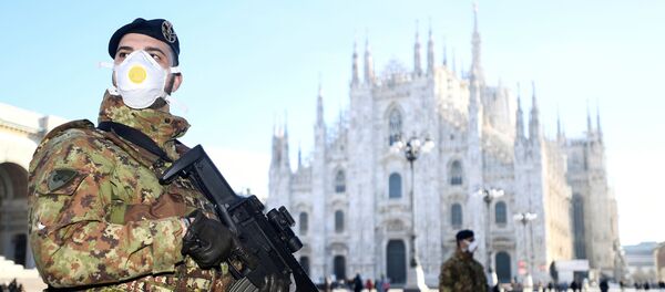 ضباط عسكريون يرتدون أقنعة الوجه خارج كاتدرائية دومو المغلقة من قبل السلطات بسبب تفشي فيروس كورونا بميلانو في إيطاليا - سبوتنيك عربي