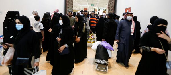 سكان محليون يرتدون كمامات واقية من فيروس كورونا في العاصمة البحرينية المنامة سكان محليون يرتدون كمامات واقية من فيروس كورونا في العاصمة البحرينية المنامة - سبوتنيك عربي