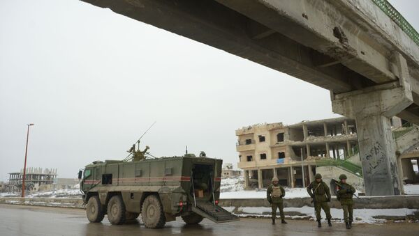 ضباط الشرطة العسكرية الروسية على الطريق في مدينة معرة النعمان الواقعة على الطريق السريع الدولي على بعد 33 كم جنوب إدلب  - سبوتنيك عربي