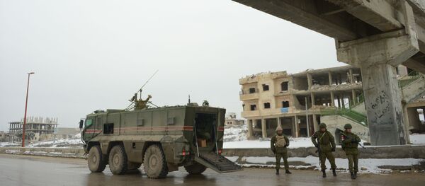 ضباط الشرطة العسكرية الروسية على الطريق في مدينة معرة النعمان الواقعة على الطريق السريع الدولي على بعد 33 كم جنوب إدلب  - سبوتنيك عربي