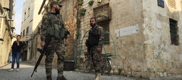 جنود من الجيش السوري يقفون حرسًا في أحد شوارع حلب بسوريا - سبوتنيك عربي