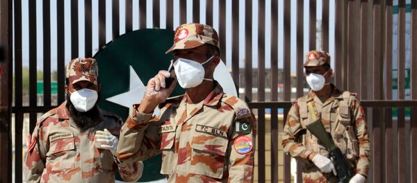 جنود باكستانيون خلال عمليات فحص المشتبه في إصابتهم بفيروس كورونا الجديد - سبوتنيك عربي