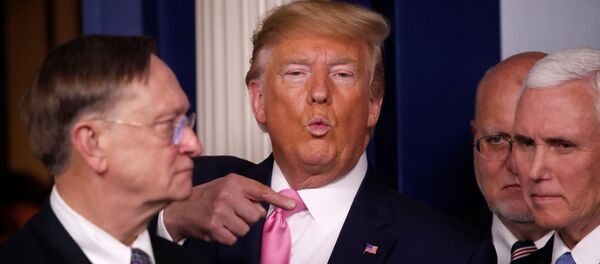 ترامب ونائبه مايك بنس خلال مؤتمر صحفي خصصه للحديث عن الفيروس الذي تفشى في الصين  - سبوتنيك عربي