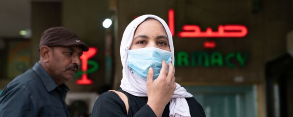 امرأة ترتدي كمامة طبية في الكويت، بعد اندلاع فيروس كورونا المستجد، 25 فبراير/ شباط 2020 - سبوتنيك عربي