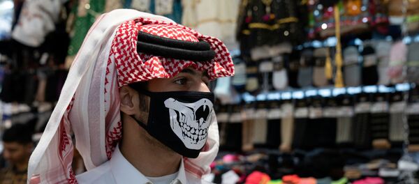 رجل يضع كمامة طبية كإجراء وقائي من فيروس كورونا المستجد، 25 فبراير/ شباط 2020 - سبوتنيك عربي