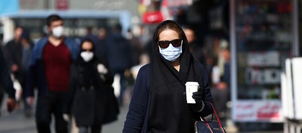 امرأة إيرانية ترتدي قناعًا وقائيًا لمنع الإصابة بفيروس كورونا في الشارع في طهران - سبوتنيك عربي