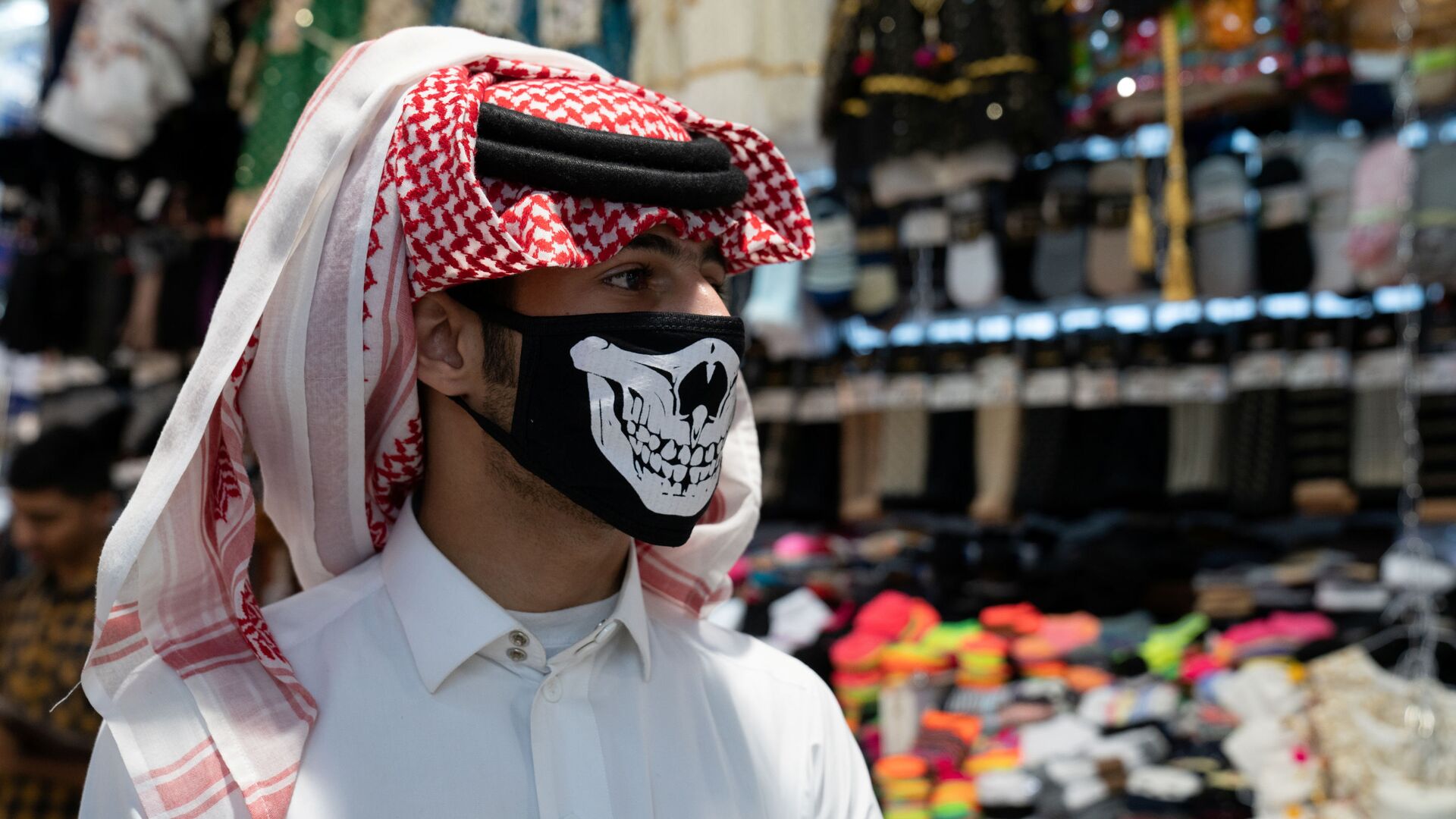 رجل يرتدي قناع الوجه الواقي في أعقاب اندلاع فيروس كورونا الجديد في الكويت - سبوتنيك عربي, 1920, 18.03.2021