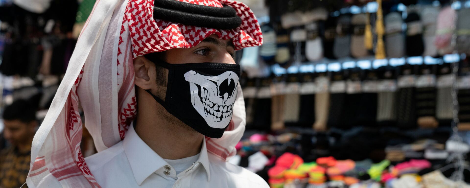رجل يرتدي قناع الوجه الواقي في أعقاب اندلاع فيروس كورونا الجديد في الكويت - سبوتنيك عربي, 1920, 01.03.2020