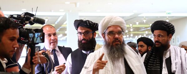 يتحدث أعضاء وفد طالبان الأفغاني إلى وسائل الإعلام قبل توقيع اتفاق بينهم وبين المسؤولين الأمريكيين في الدوحة - سبوتنيك عربي