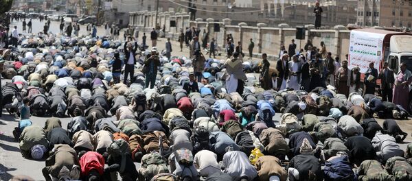 أتباع أنصار الله الحوثيين يصلون رداً على تقدم قوات الحوثيين شمال صنعاء أثناء تجمعهم في صنعاء - سبوتنيك عربي