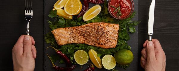 شريحة سمك السلمون مع الخضراوات شريحة سمك السلمون مع الخضراوات - سبوتنيك عربي