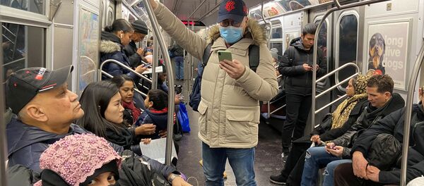 شخص يرتدي كمامة واقية داخل مترو الأنفاق في نيويورك - سبوتنيك عربي