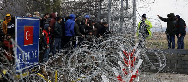 Ситуация на КПП Пазаркуле на وضع اللاجئين على الحدود التركية اليونانية، تركيا، اليونان، 29 فبراير 2020границе Турции и Греции, где греческая полиция применила слезоточивый газ против беженцев - سبوتنيك عربي