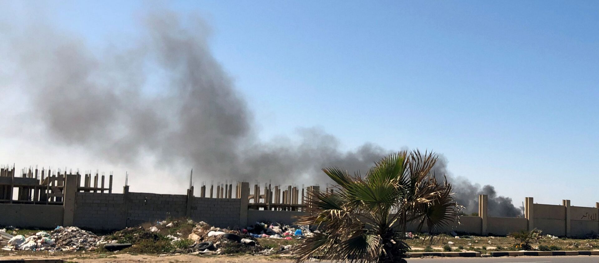 دخان يتصاعد من مطار معيتيقة بعد تعرضه لهجوم في طرابلس - سبوتنيك عربي, 1920, 04.03.2020