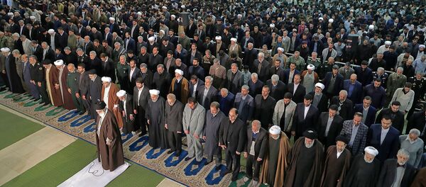 المرشد الأعلى في إيران آية الله على خامنئي يؤم المصليين في صلاة الجمعه في طهران - سبوتنيك عربي