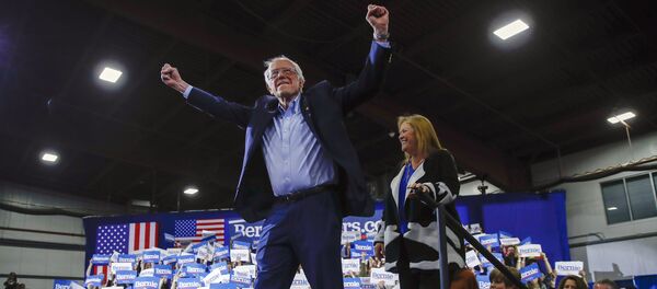 المرشح الديمقراطي للرئاسة الأمريكية السناتور بيرني ساندرز برفقة زوجته جين أوميرا ساندرز خلال تجمع انتخابي  - سبوتنيك عربي