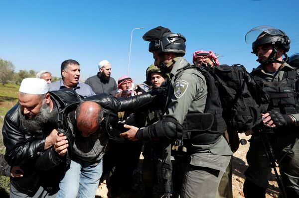 فلسطينيون يتحدون الجرافات الإسرائيلية... بالصور - سبوتنيك عربي