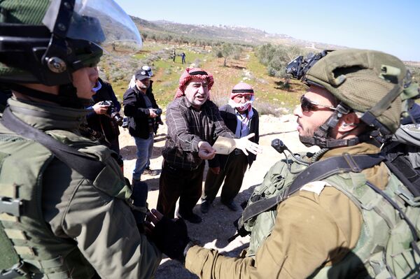 فلسطينيون يتحدون الجرافات الإسرائيلية... بالصور - سبوتنيك عربي