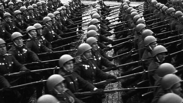 صورة من أرشيف الحرب الوطنية العظمى (1941-1945):  العرض العسكري الأول لقوات الجيش السوفيتي على الساحة الحمراء في العاصمة موسكو بمناسبة النصر على ألمانيا النازية، 24 يونيو/ حزيران 1945 - سبوتنيك عربي