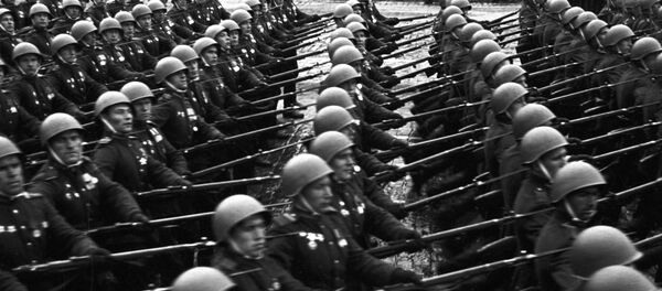 صورة من أرشيف الحرب الوطنية العظمى (1941-1945):  العرض العسكري الأول لقوات الجيش السوفيتي على الساحة الحمراء في العاصمة موسكو بمناسبة النصر على ألمانيا النازية، 24 يونيو/ حزيران 1945 - سبوتنيك عربي