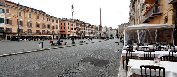 الناس في بيازا نافونا بعد المرسوم الحكومي بإغلاق المدارس ودور السينما وحث الناس على العمل من المنزل وعدم الوقوف على مسافة تزيد عن متر واحد مع بعضهم البعض في روما في إيطاليا  - سبوتنيك عربي