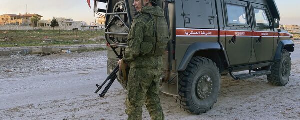 جندي من الشرطة العسكرية الروسية يقوم بدوريات في المنطقة القريبة من بلدة سراقب التي حررتها القوات الحكومية السورية في محافظة إدلب في سوريا جندي من الشرطة العسكرية الروسية يقوم بدوريات في المنطقة القريبة من بلدة سراقب التي حررتها القوات الحكومية السورية في محافظة إدلب في سوريا - سبوتنيك عربي